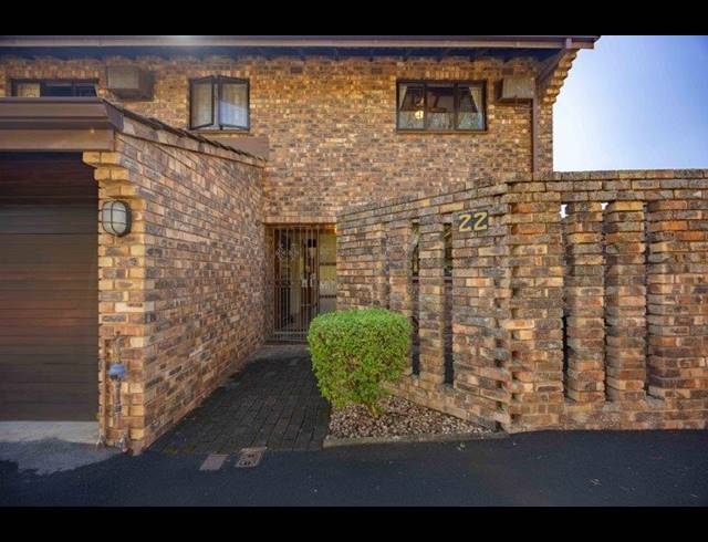 3 BEDROOM TOWNHOUSE FOR SALE IN COWIES HILL PARK